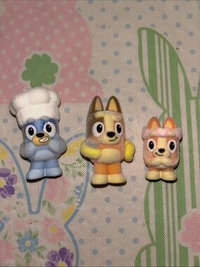 3 Bluey fuzzies figures